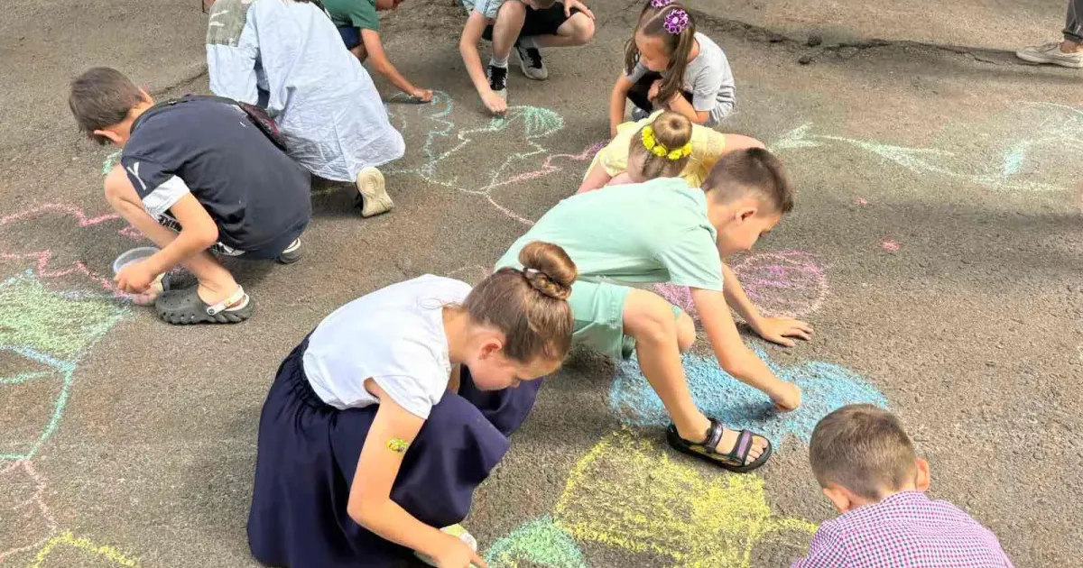 Фото Валківської дитячої бібліотеки Традиційно до Дня захисту дітей Валківська дитяча бібліотека скликає маленьких друзів, щоб спільно відсвяткувати прекрасне свято радості та надії.