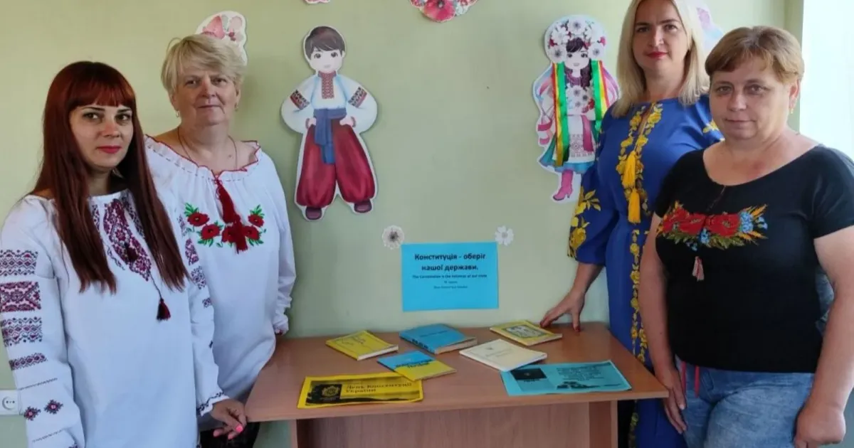 Фото Валківської публічної бібліотеки Бібліотекарки громади відзначили 28-му річницю ухвалення Конституції України книжковими виставками.