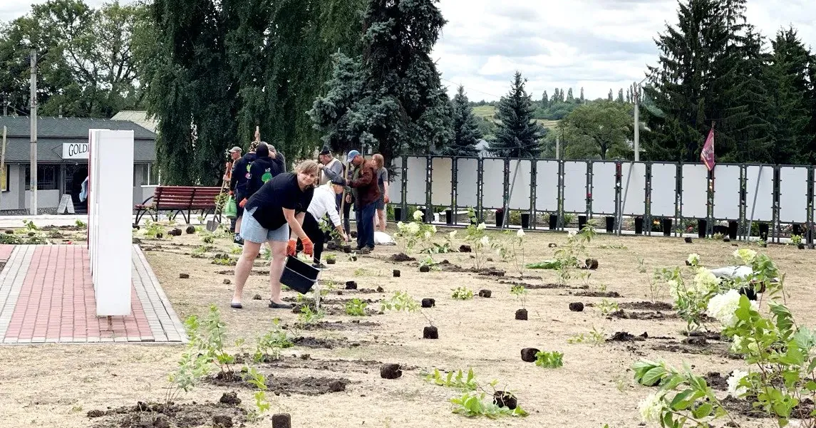 Фото Валківської міської ради «Квіткова казка» – це назва проєкту громадської організації «Квіти Перемоги» в межах проєкту "Інтеграція сталого розвитку в Україні відповідно до Європейського зеленого курсу", що реалізується за фінансової підтримки European Union in Ukraine.