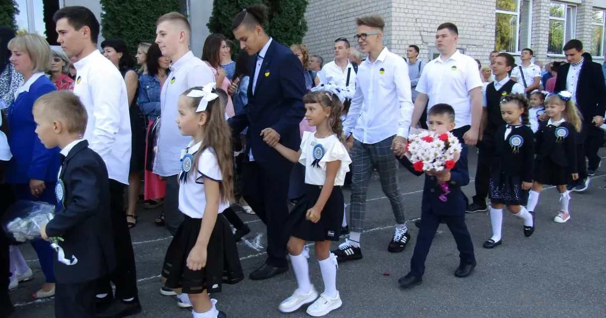 День знань залишається одним із найголовніших свят для учнів і батьків – урочистим, хвилюючим і відповідальним. Сьогодні воно об’єднало всю Валківську громаду – від найменших її мешканців, тих, хто вперше пішов до школи, до вже дорослих – тих, хто стоїть на порозі самостійного життя, а також їхніх батьків, бабусь і дідусів.