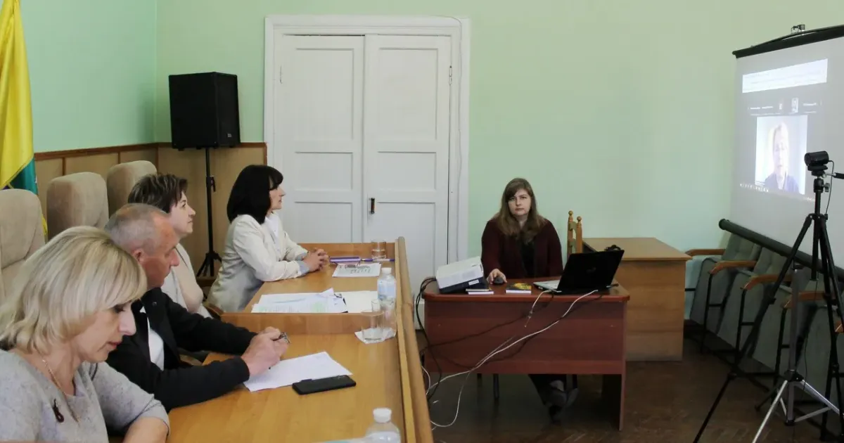 Фото Валківської міської ради На запрошення Асоціації малих міст України, у рамках проєкту «Супермаркет рішень для громад», Валківська ТГ поділилась досвідом підтримки та інтеграції внутрішньо переміщених осіб та напрацюваннями у залученні в громаду інвестицій.