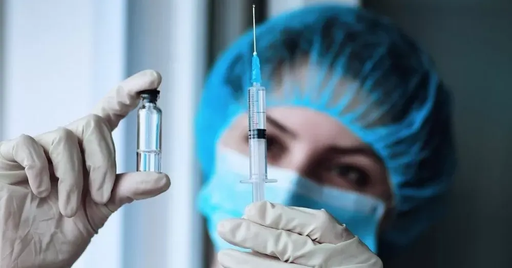 На сьогодні в Україні наявні вакцини Covishield (Oxford/AstraZeneca), Coronavac (Sinovac), очікується поставка Pfizer.