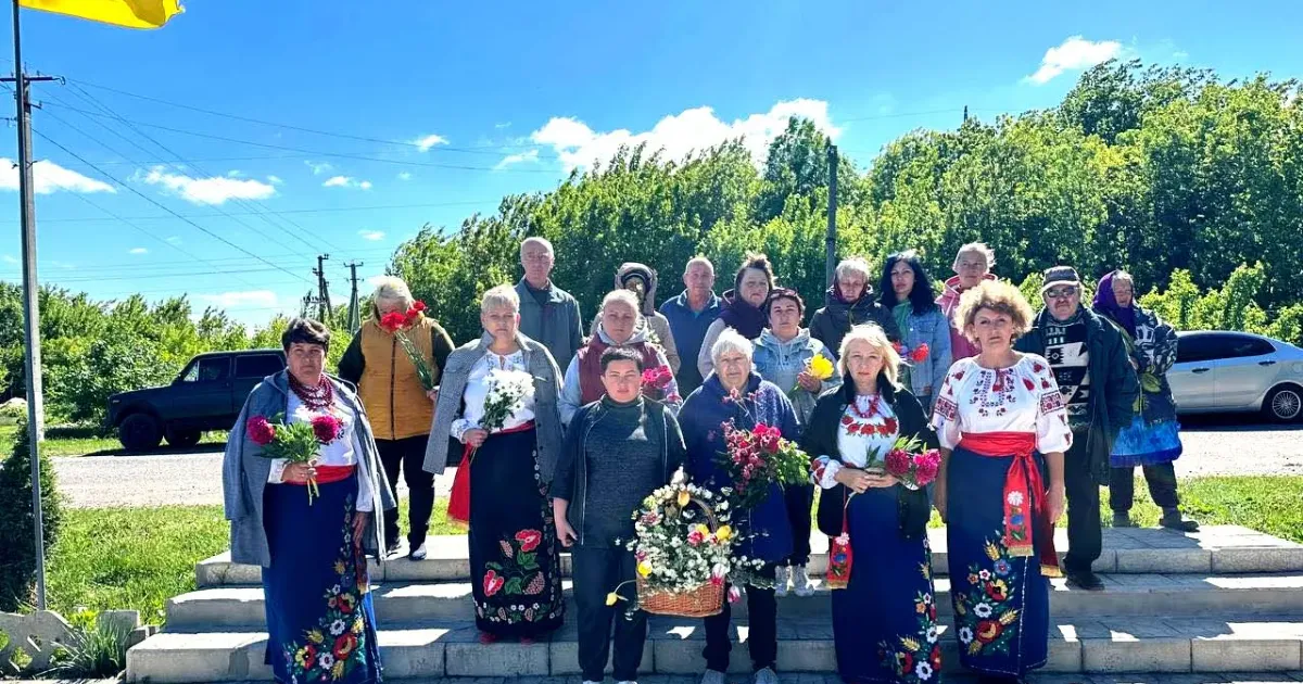 Фото Валківської міськради Цього дня покладали квіти до пам’ятних знаків та братських могил загиблим воїнам.