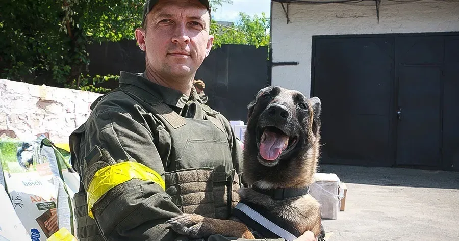Харківські кінологи прийняли черговий - уже сьомий - вантаж з Німеччини. Як і раніше, це корми, ласощі для дресури собак, ветеринарні препарати, засоби догляду за тваринами.