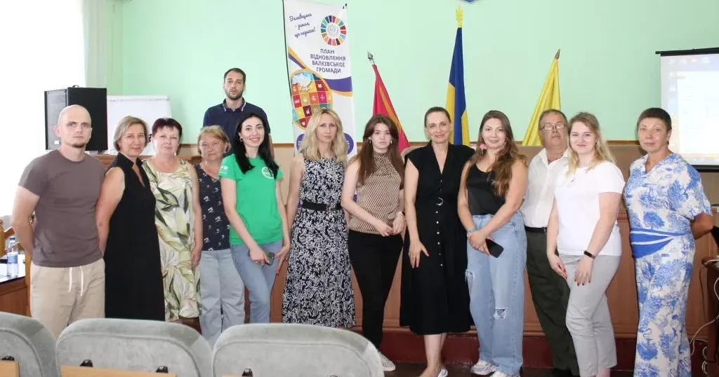 Фото Валківської міської ради У рамках проєкту «Забезпечення участі громадян у процесі відновлення» у нашій громаді відбувся форум «Партнерство заради відновлення Валківської громади». Долучитися до нього як в офлайн, так і онлайн форматах мали можливість усі охочі мешканці, представники громадських організацій та підприємці.
