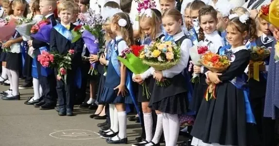 6 серпня набрала чинності Постанова КМУ №803, якою запроваджена виплата одноразової грошової допомоги в розмірі 2 тис. грн на дітей із багатодітних малозабезпечених сімей для підготовки до навчального року. Яким чином валківчани зможуть її отримати?
