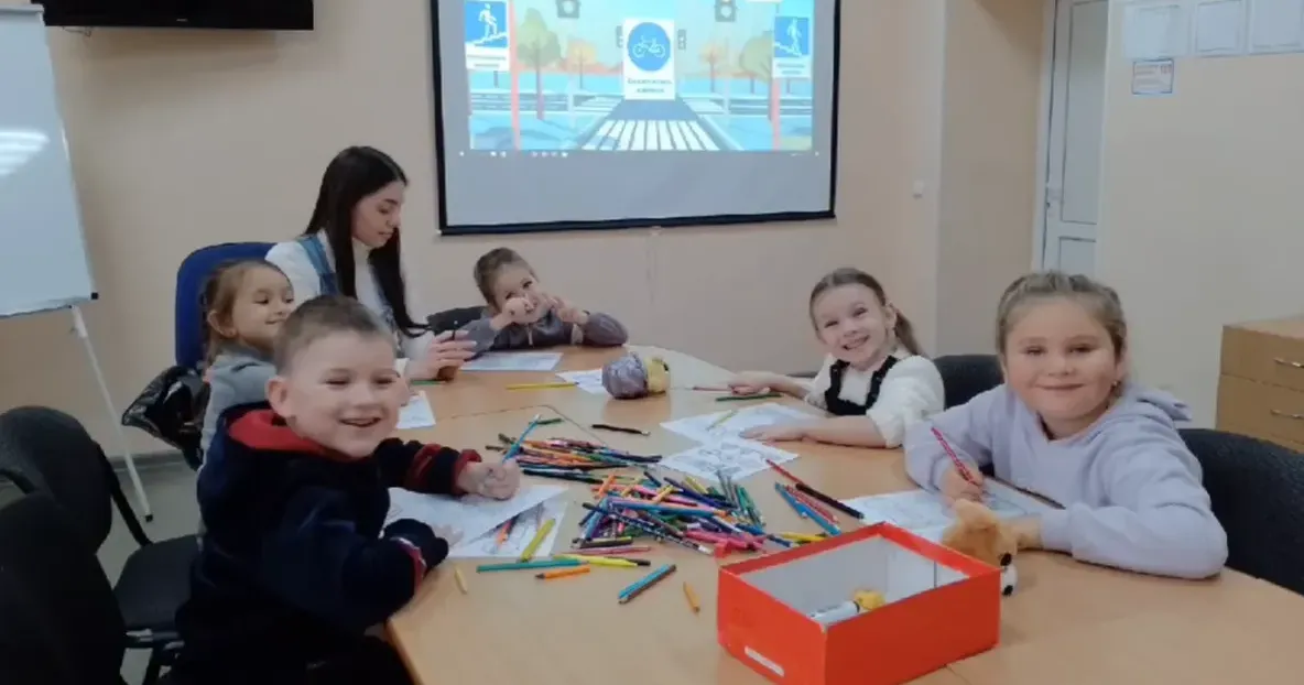 Фрагмент відео Валківський молодіжний хаб «Розвиток» пропонує долучитися до цікавої мандрівки у світ «Дитячої творчості» батьків і дітей віком 4-10 років.