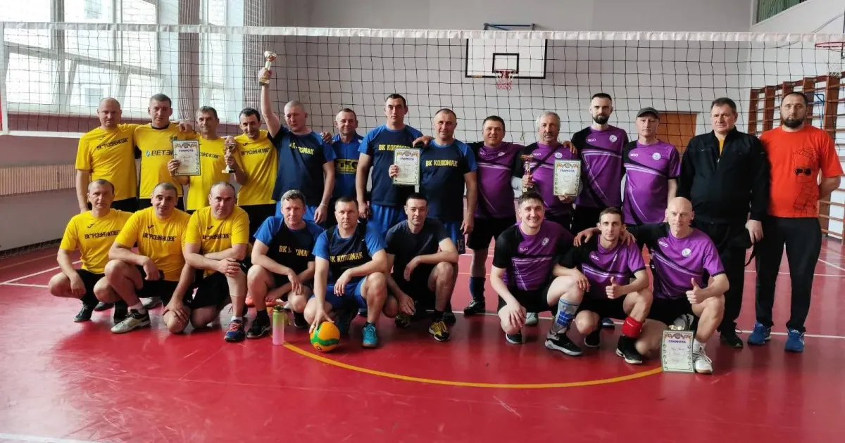 Фото Валківської міської ради Як повідомляє Валківська міська рада, у Валках відбувся ветеранський турнір з класичного волейболу 35+ під егідою ГІ "Валківського волейбольного клубу " та за підтримки КУ"Спорт для всіх ". Участь у змаганнях взяло 5 команд Харківської області.