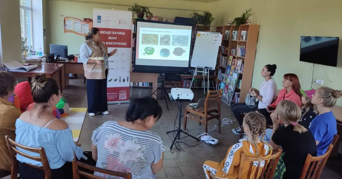 Фото фахівців Новомерчицької бібліотеки До Новомерчицької бібліотеки-філії завітали представники фонду DRC (Данська рада у справах біженців), які провели лекцію щодо дотримань правил безпеки поодження з вибухонебезпечними предметами.