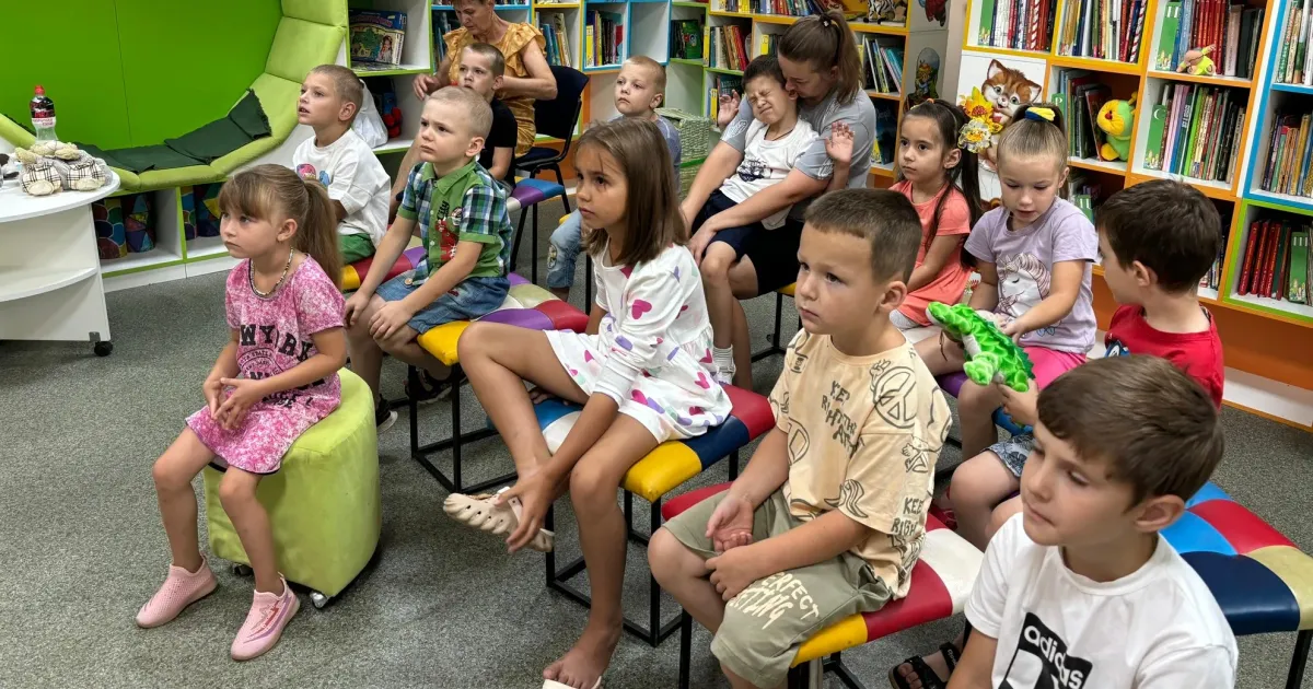 Фото Валківської дитячої бібліотеки Радісно та доброзичливо зустрічають працівники дитячої бібліотеки маленьких відвідувачів дитячого садочка «Берізка» – групу раннього віку «Капітошка», молодшу «Промінчик» та середню «Калинка».