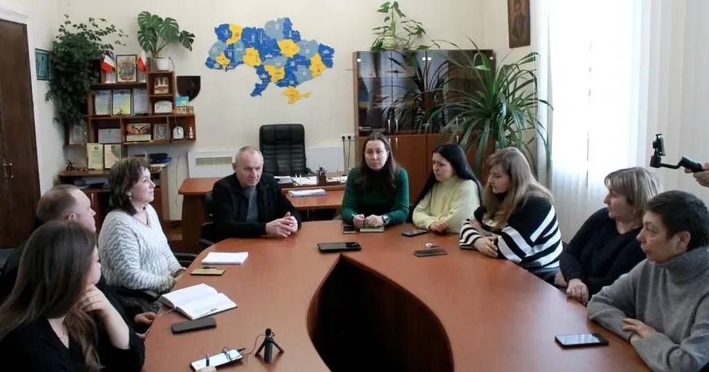 Створення безпечного простору громади У міській раді відбувся «круглий стіл», у якому взяли участь учасниці проєкту «Жінки. Безпека: відповідь на виклики воєнного часу»,, міський голова Валерій Скрипніченко та представники місцевого відділу Нацполіції.