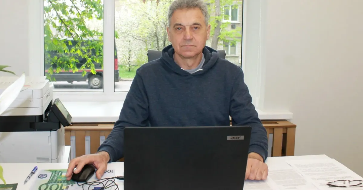 Фото Валківської міської ради Микола Миколайович Смірнов – фахівець із супроводу ветеранів та демобілізованих осіб. Він помічник ветерана. Його головне завдання – усебічна допомога захисникам та захисницям у повноцінній адаптації до мирного життя, зокрема, індивідуальний супровід ветеранів у реалізації їх можливостей, прав, гарантій, пільг. Як це працює у громаді – розповіли фахівці Валківської міської ради.
