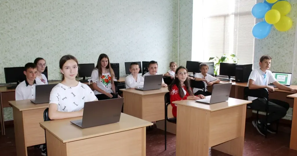 Фото Валківської міськради Участь у відкритті реалізованих проєктів взяли керівники АТ «Укргазвидобування» Олег Толмачев та ГПУ «Полтавагазвидобування» Олег Сологуб. Компанія взаємодіє вже не один рік поспіль зі Сніжківським та Заміським старостатами.