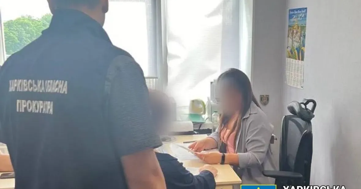 Фото Харківської обласної прокуратури Виправдовувала збройну агресію рф та поширювала символіку «совєтів» — у цьому звинувачує її прокуратура Харківської області.