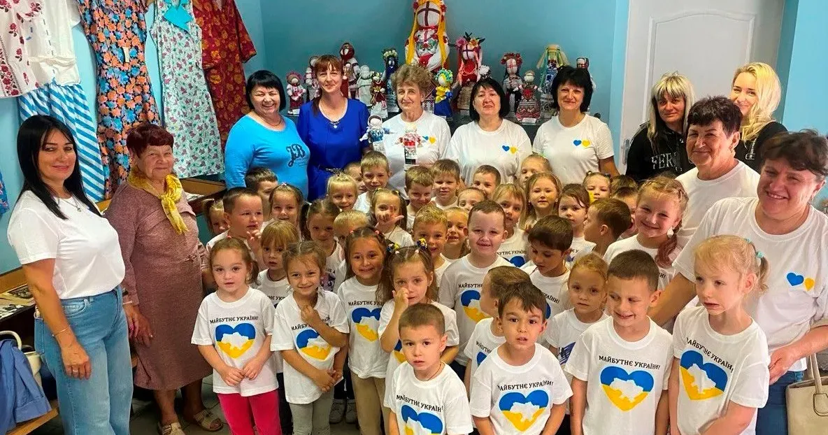 Фото Валківського краєзнавчого музею Візит малечі було присвячено огляду виставки ляльок-мотанок «Берегині Валківщини».