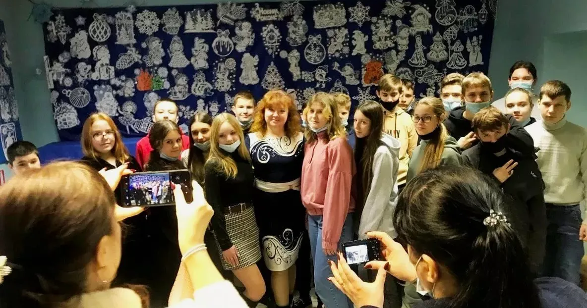 Напередодні Дня Святого Миколая у Валківському краєзнавчому музеї відкрилася виставка витинанок «Магія паперового мережива» мисткині Наталії Губської. Колекція має надзвичайно високу майстерність виконання і дарує глядачам позитивні емоції та відчуття казки, яких так не вистачає в сучасному житті.
