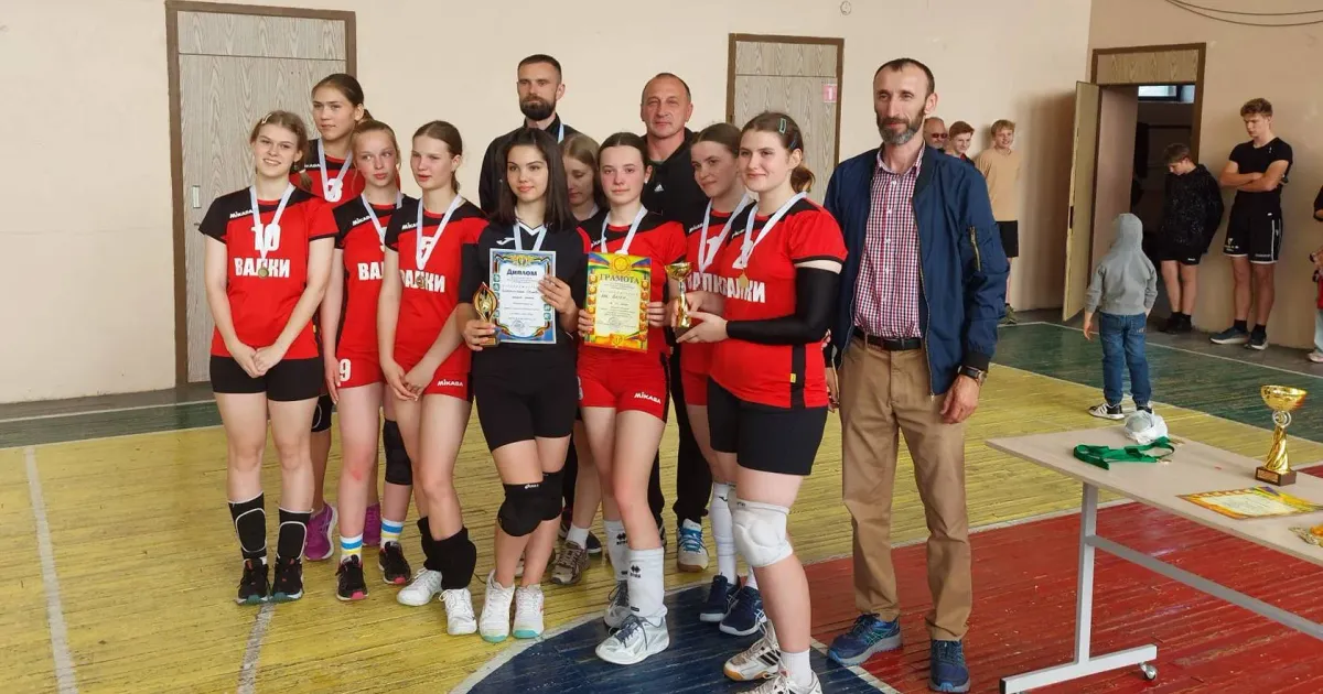 Фото з відкритих джерел Спортсменки Валківського волейбольного клубу 2007 року народження та молодші взяли участь у відкритій першості з волейболу серед дівчат "Височанська весна 2024". У змаганнях брали учать 6 команд. Їх розділили на 2 групи.