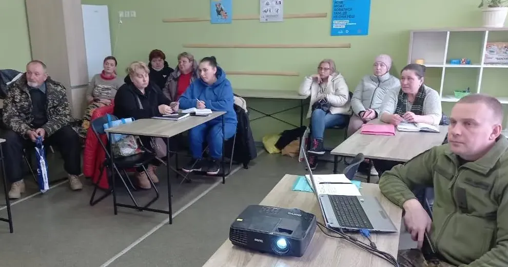 Фото Валківської міської ради Представники Харківського обласного територіального центру комплектування та соціальної підтримки, соціальних служб Валківської громади провели зустріч із членами сімей загиблих, полонених та зниклих безвісти військовослужбовців.