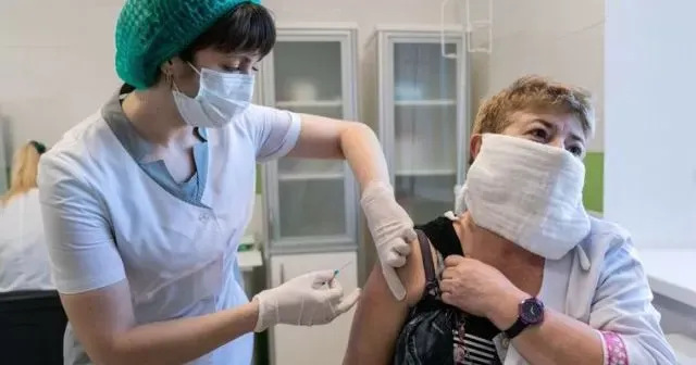 Поки що для працівників навчальних закладів і чиновників. Про це заявив міністр охорони здоров'я Віктор Ляшко.