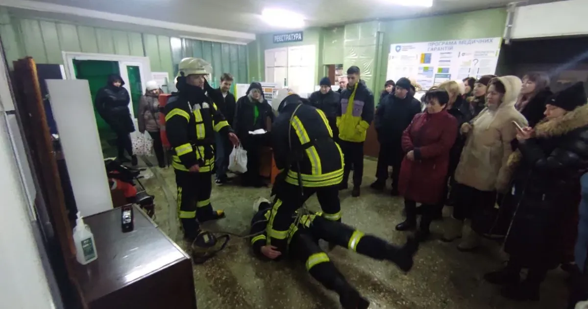 Фото пресцентру ГУ ДСНС України у Харківській області Вчора, 22 лютого, інспектори Богодухівського РУ ГУ ДСНС України у Харківській області разом з 59 ДПРЧ 5 ДПРЗ ГУ ДСНС України у Харківській області провели спеціально об’єктові навчання цивільного захисту для працівників КНП "Валківський Центр ПМСД" в приміщеннях АЗПСМ м. Валки.