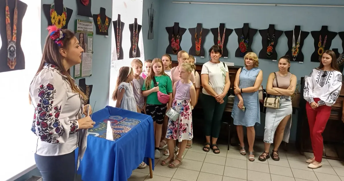 Фото Валківського краєзнавчого музею Напередодні Дня Незалежності України у Валківському краєзнавчому музеї відбулася презентація персональної виставки прикрас із бісеру «Велич стародавньої краси», яку підготувала молода і талановита майстриня з Валок Яна Кісь. Привітати авторку виставки із творчим дебютом до музейної світлиці завітали її родина, друзі, безліч шанувальників народного мистецтва.