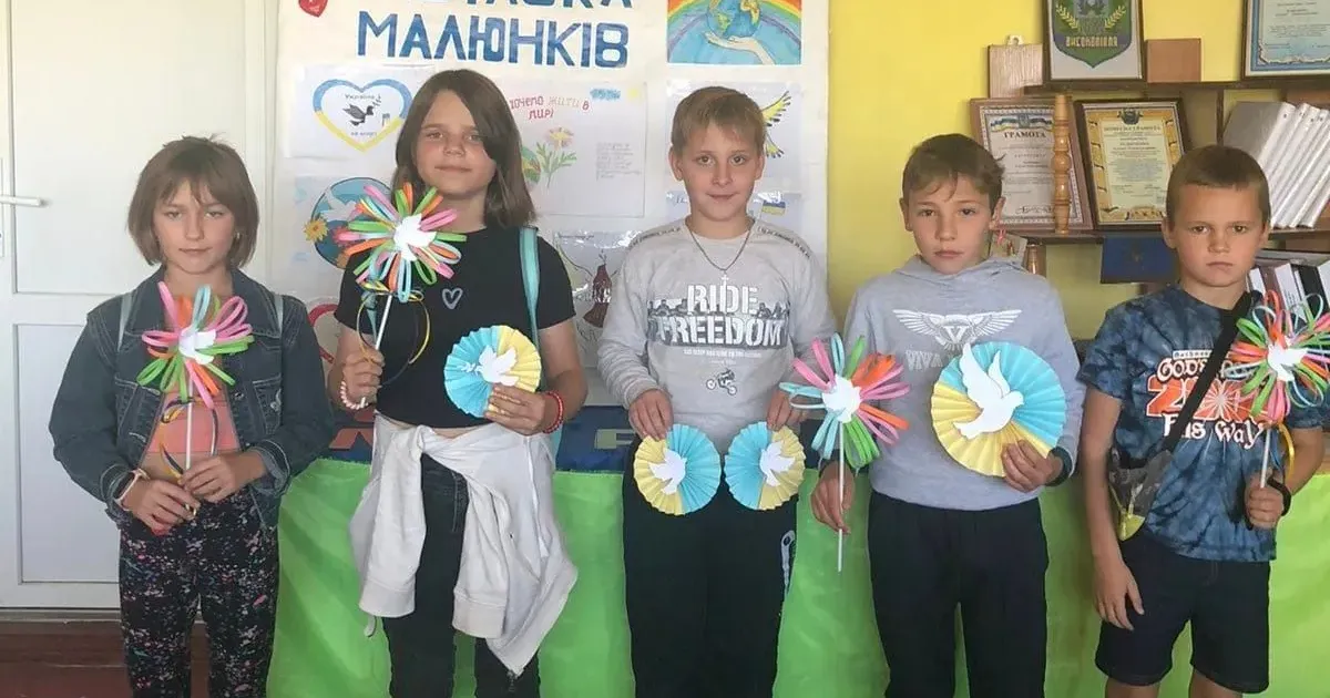 Фото фахівців Високопільської бібліотеки До Міжнародного дня миру Високопільська сільська бібліотека-філія спільно з місцевим Будинком культури провели майстер-клас із виготовлення поробок «Голуб миру».
