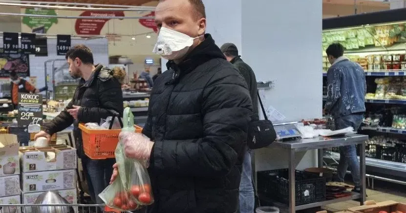 У Мінекономрозвитку відповіли. Фахівці порахували, що лише за 1 місяць 2021 року ціни на овочі зросли на 8,1–24,6%, хлібопродукти – на 0,4-4,9%, олію – на 4,8%.