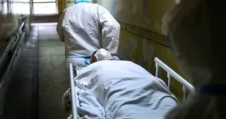 У Валківській районній лікарні від коронавірусу померла молода жінка. До лікарні вона потрапила у важкому стані. До цього лікувалася вдома.