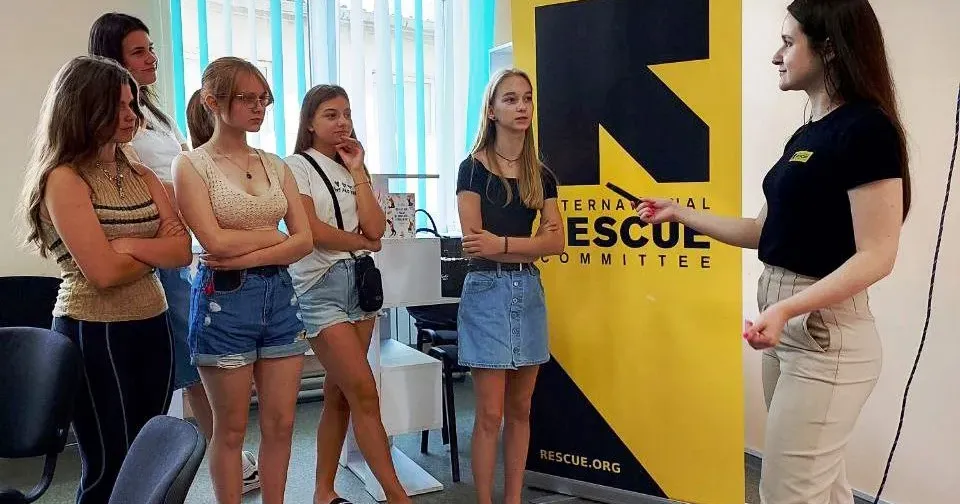 Фото Валківської ОТГ Команда Програми Захисту та розширення прав і можливостей жінок від International Rescue Committee (Міжнародний комітет порятунку) організувала денний дівочий табір Girl’s Camp у Просторі підтримки для жінок та дівчат м. Валки.