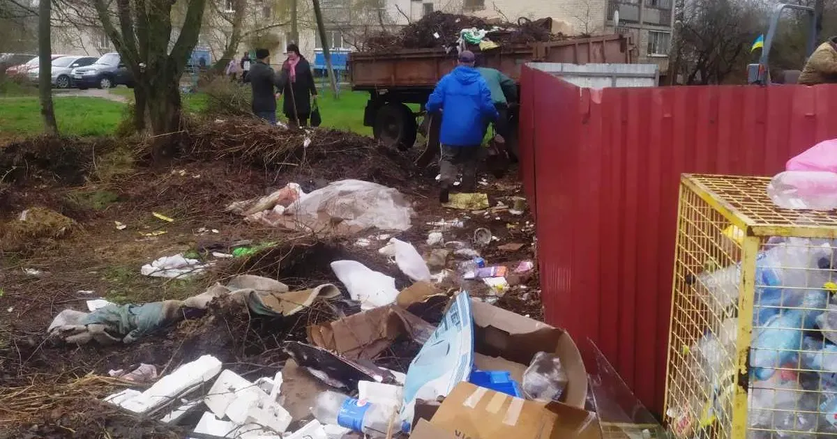 Працівники місцевого комунального підприємства продовжують прибирати територію.