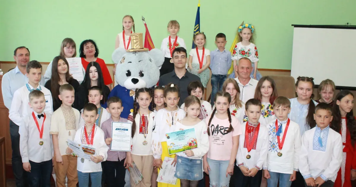 Фото Валківської міської ради Дипломи, грамоти, медалі, пам’ятні відзнаки урочисто були вручені вихованцям гуртків Будинку дитячої та юнацької творчості, які цього року стали призерами та переможцями обласних, всеукраїнських та міжнародних конкурсів. Про це повідомила Валківська міська рада.